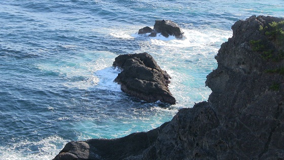 海と岩場