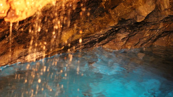 鍾乳洞内の水中ライトアップ(2)