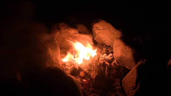 焚き火で暖